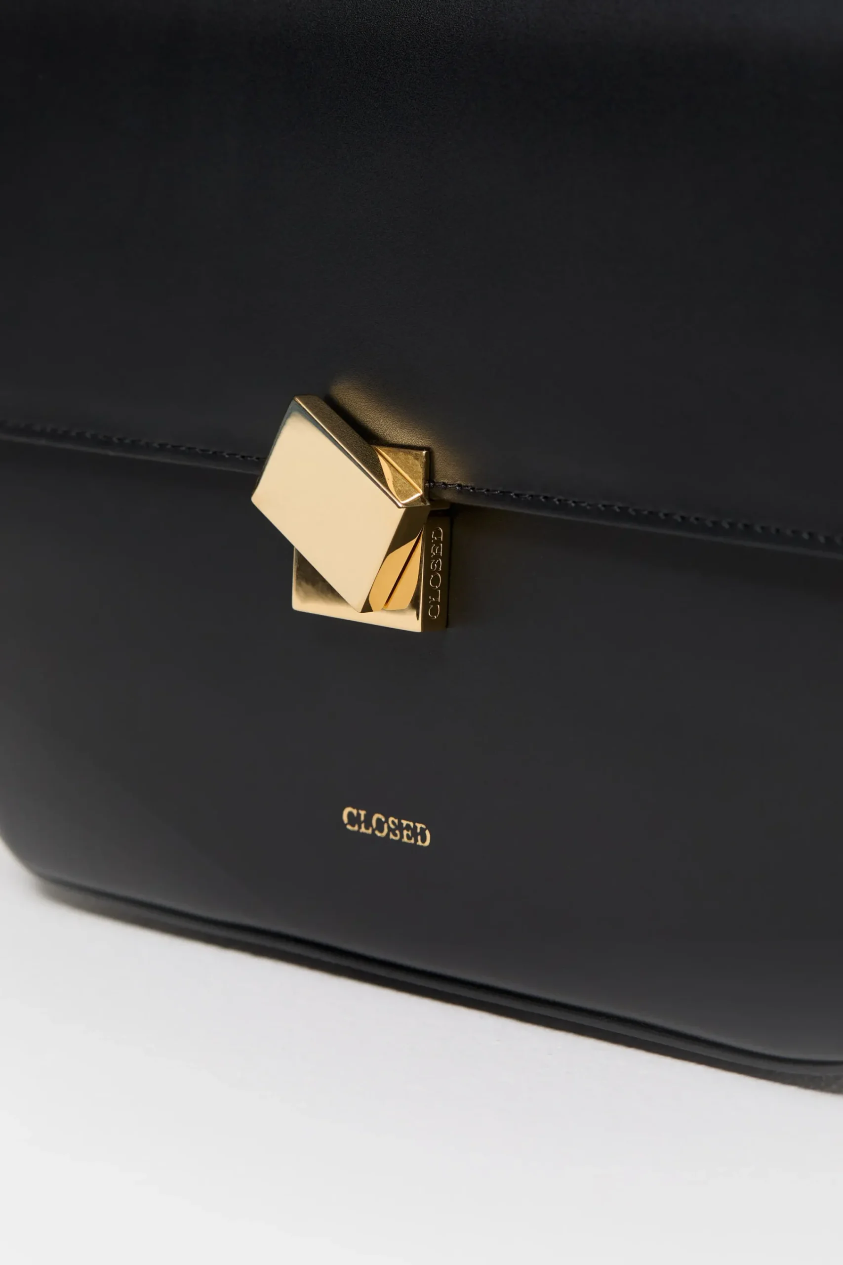 closed_bag_one_medium_2-1.webp Closed Taschen*Bag One Medium Black