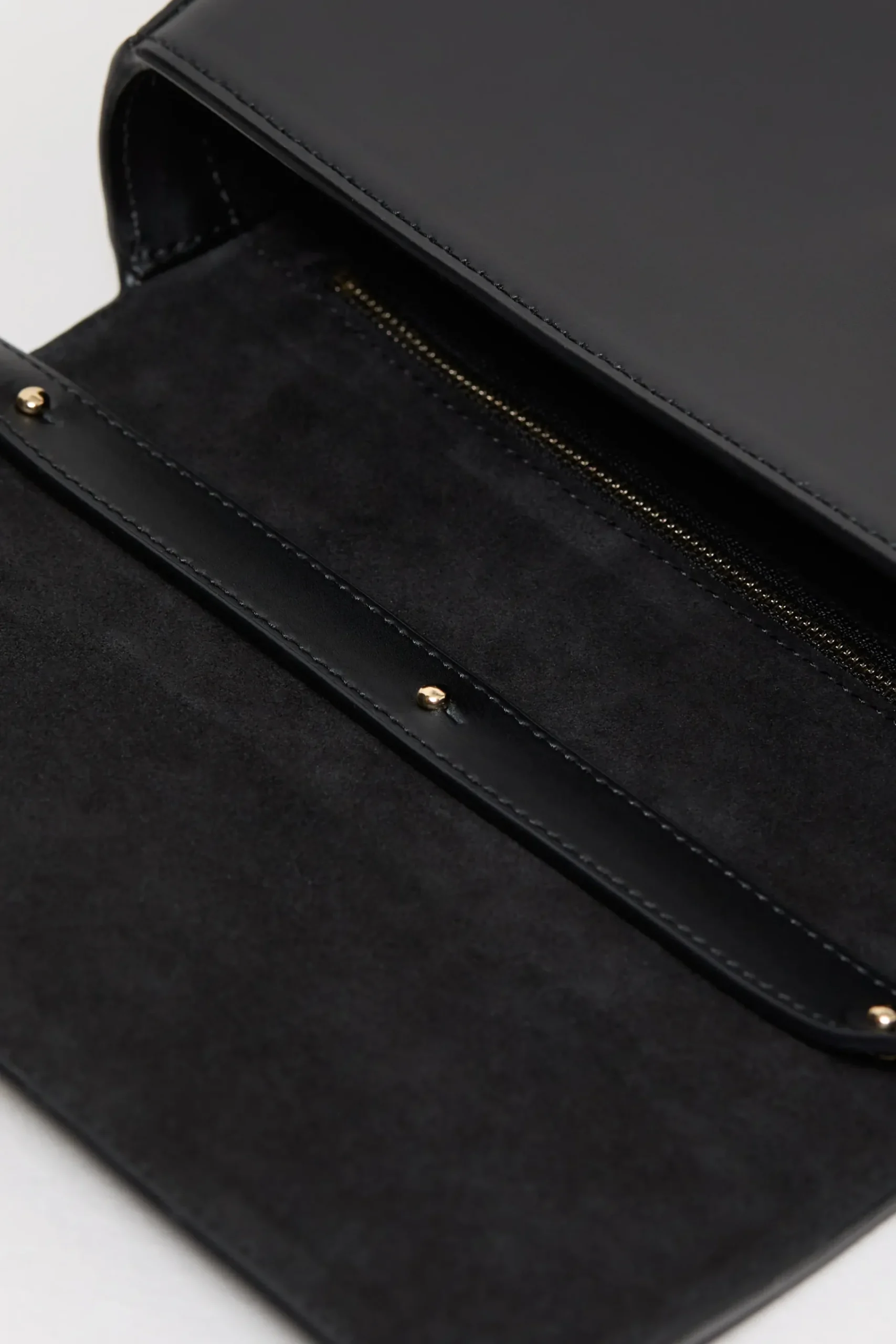 closed_bag_one_medium_3-1.webp Closed Taschen*Bag One Medium Black