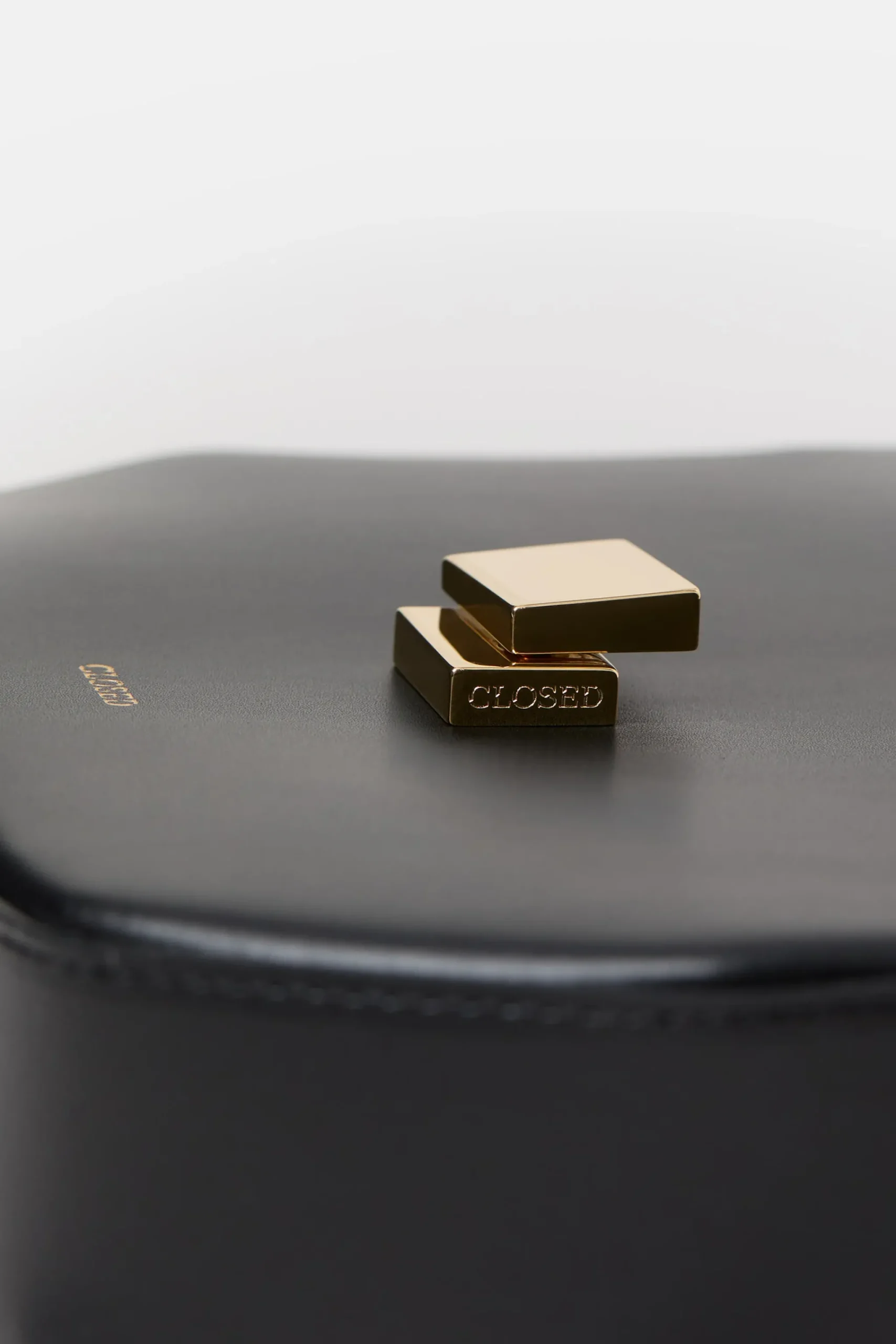 closed_bag_one_medium_5.webp Closed Taschen*Bag One Medium Black