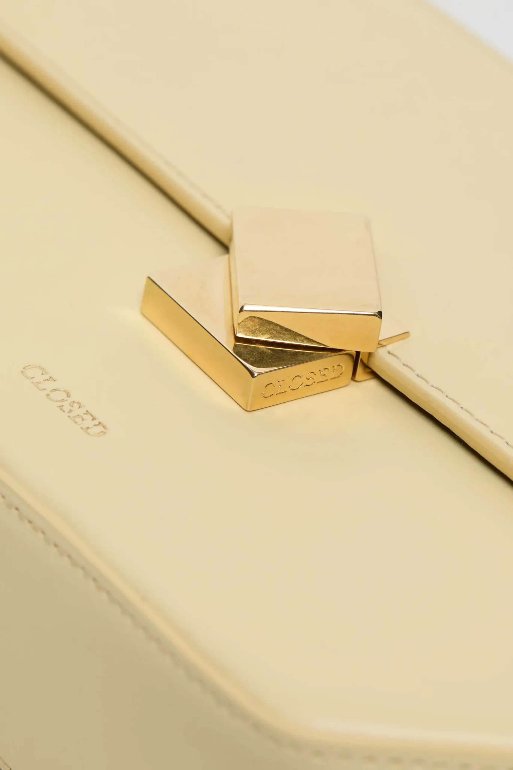 closed_bag_one_small_2.webp Closed Taschen*Bag One Small Vanillabeige