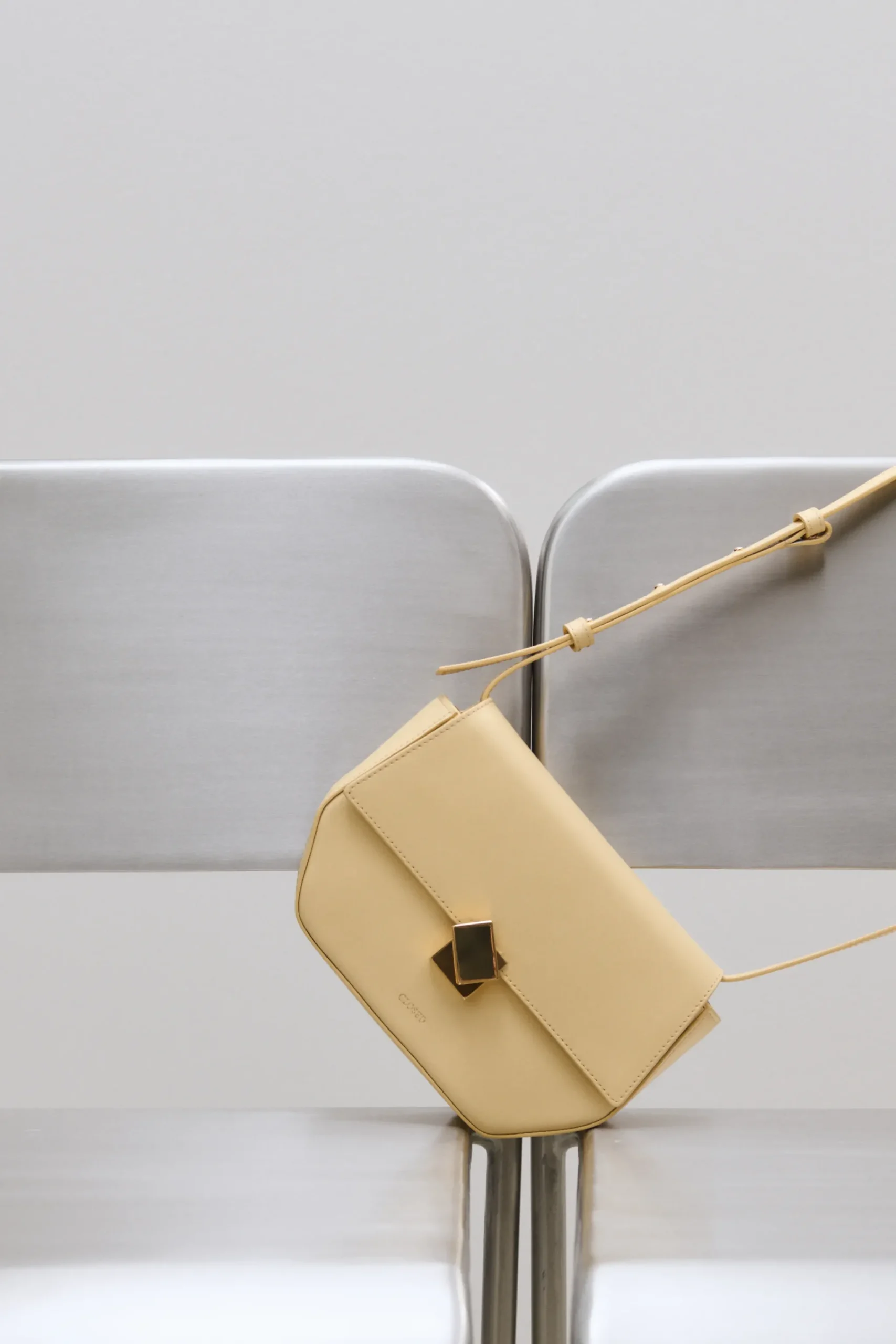 closed_bag_one_small_3.webp Closed Taschen*Bag One Small Vanillabeige