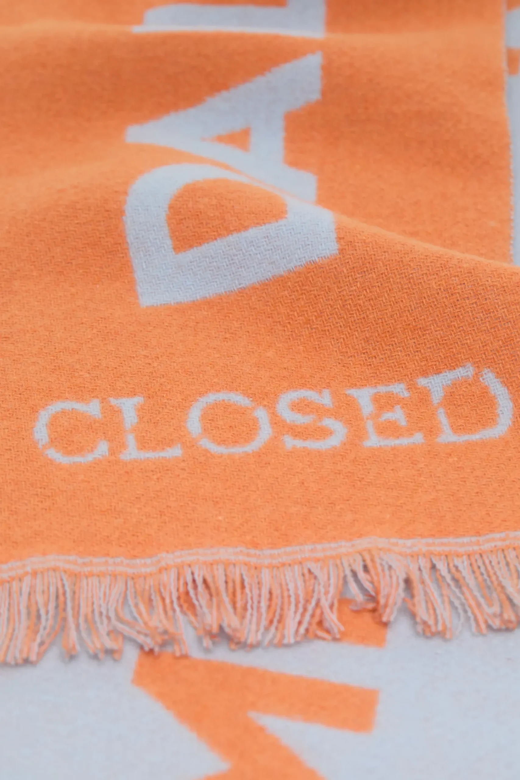 fransenschal_aus_wollmix_2.webp Closed Schals & Mützen*Fransenschal aus Woll-Mix Pumpkinorange