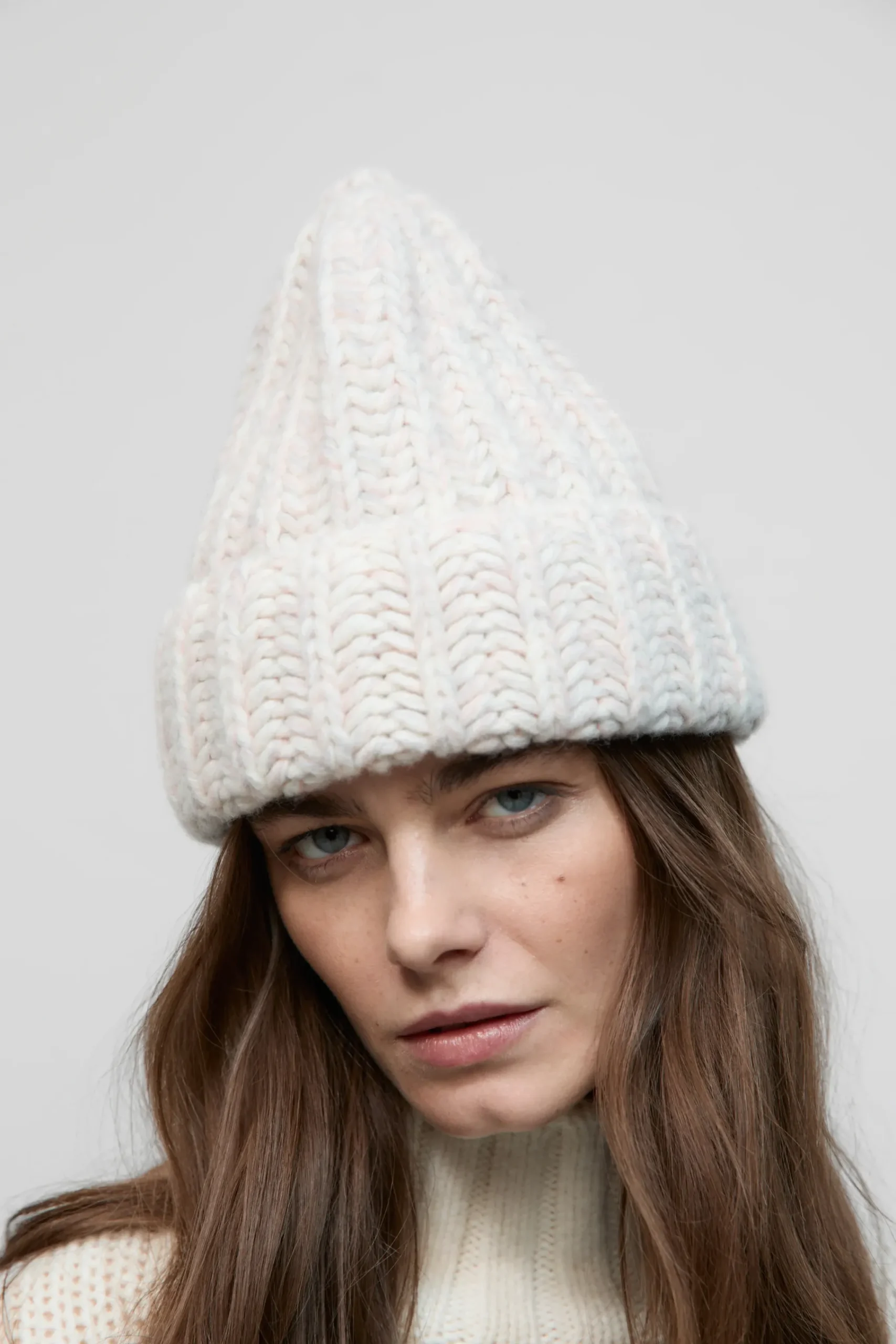 handgestrickte_mtze_aus_wolle_2.webp Closed Schals & Mützen*Handgestrickte Mütze aus Wolle Englishrose